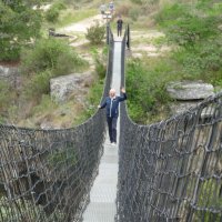 von der Hängebrücke 100 m nach unten