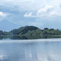 hohe Vulkane im Hintergrund